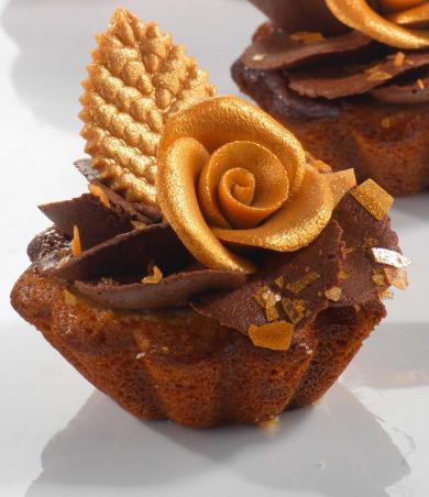 Rosen mit Blättern aus Marzipan