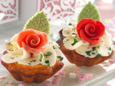 Rosen mit Blättern aus Marzipan